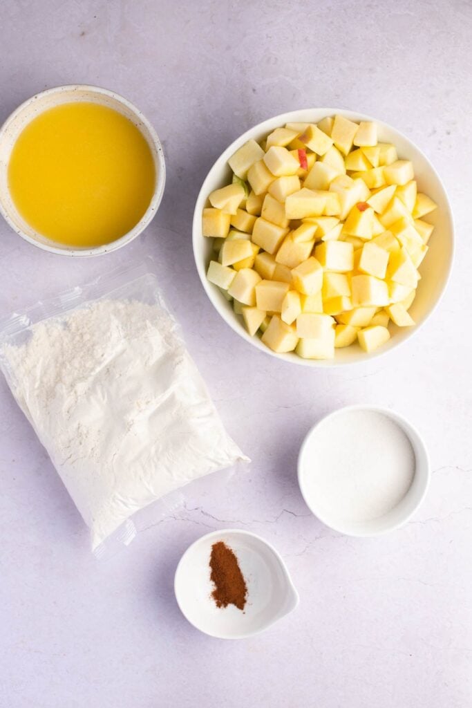 Ingrédients du gâteau aux pommes - Pommes, sucre, cannelle et mélange à gâteau jaune