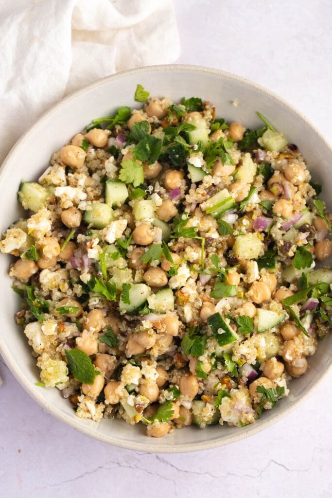 Salade maison au quinoa, petits pois, persil et concombre