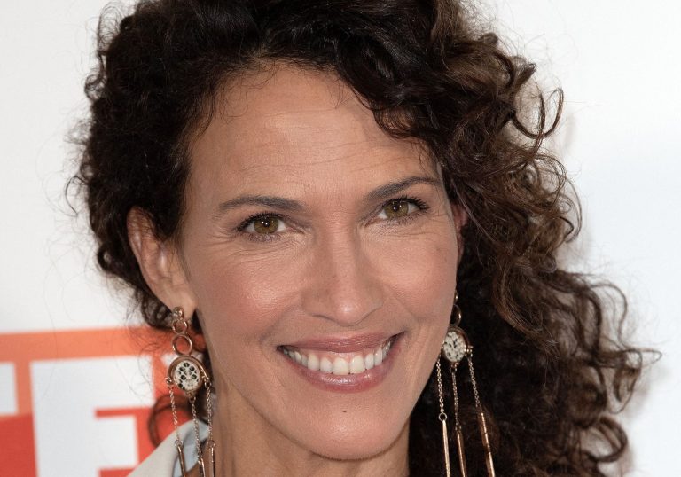 Linda-Hardy-sans-maquillage-elle-nous-devoile-sa-routine-beaute-sur-Instagram