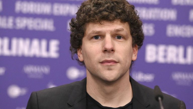 jesse-eisenberg-qui-est-tres-discrete-femme-anna-strout