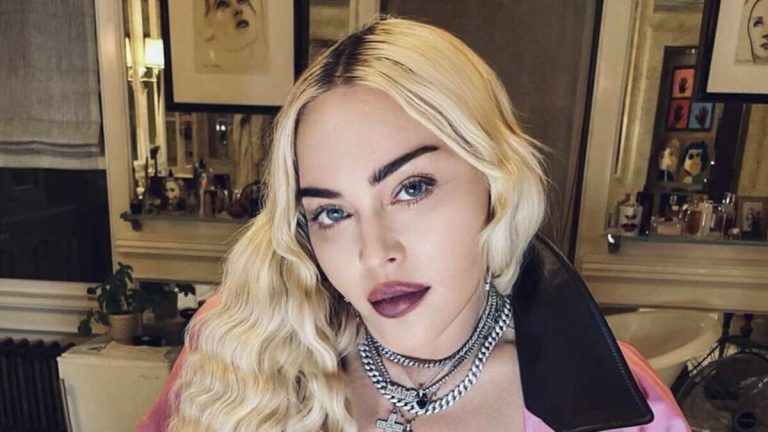 madonna-la-chanteuse-pose-avec-un-candidat-de-tele-realite-les-internautes-n-en-reviennent-pas