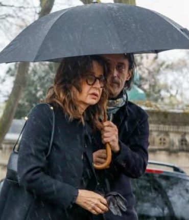 Obsèques d’Hervé Témime : son ex Valérie Lemercier terrassée, Richard Berry et sa femme, Catherine Deneuve… L’adieu en images