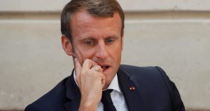 Emmanuel Macron piégé ? Ce chant improvisé dans Paris en pleine nuit qui sonne très mal après son allocution