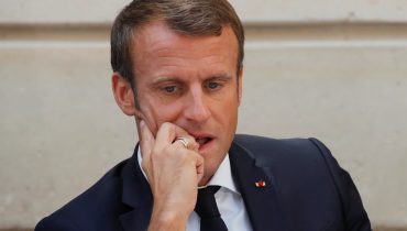 Emmanuel Macron piégé ? Ce chant improvisé dans Paris en pleine nuit qui sonne très mal après son allocution
