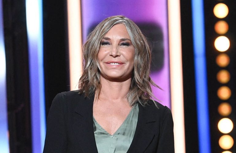 Zazie-sanglee-a-son-lit-la-chanteuse-se-confie-sur-son-enfance-tumultueuse