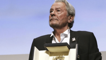 Festival de Cannes : retour sur les photos les plus emblématiques d’Alain Delon sur la croisette