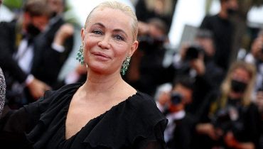Emmanuelle Béart en costume à Cannes : look black and white et immense chapeau, ce détail de sa tenue qui fait mouche