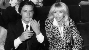 « Je t’embrasse mon amour » : une lettre déchirante de Mireille Darc à Alain Delon dévoilée