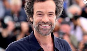 Romain Duris : en complet velours sur les marches de Cannes, ce détail capillaire qui ne pardonne pas
