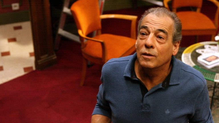 Une journee de tournage avec Roland le barman du feuilleton Plus belle la vie