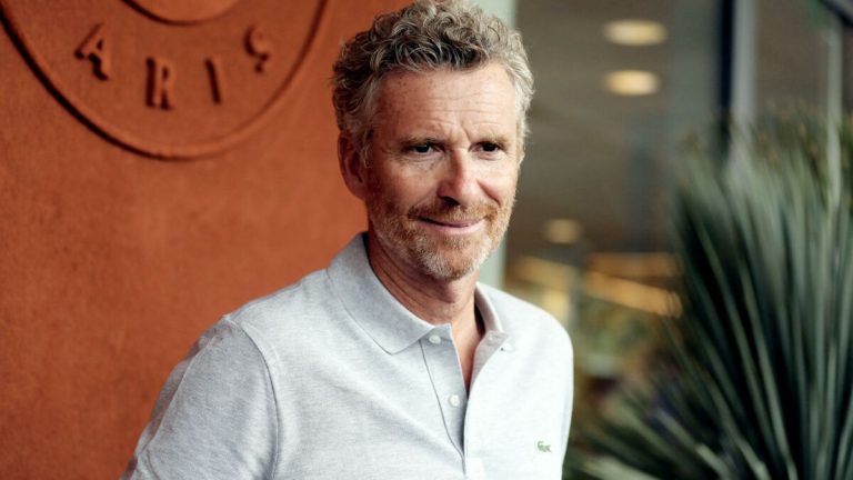 denis-brogniart-papa-nostalgique-l-animateur-devoile-un-rare-cliche-de-ses-jumelles