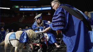 Un chien d’assistance reçoit un diplôme aux côtés d’un propriétaire handicapé, ce qui ravit les internautes