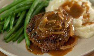 Délicieuse recette de steak haché avec sauce à l’oignon – Un classique de la comfort food