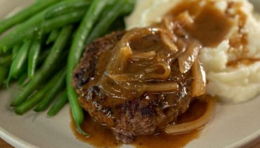 Délicieuse recette de steak haché avec sauce à l’oignon – Un classique de la comfort food