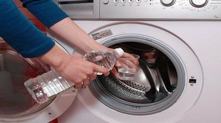 astuces BICARBONATE désinfecter entretien Machine à laver moisissure nettoyer résidus de calcaire sel vinaigre 