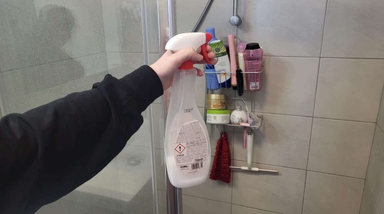 dégraissant désinfectant douche hygiène laver nettoyage nettoyant maison produits naturels salle de bain vinaigre 