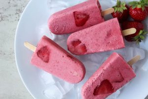 Bâtonnets glacés au smoothie et à la fraise