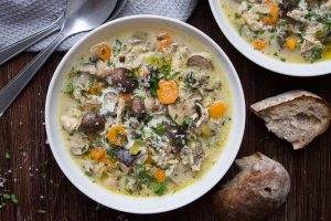 Recette de Soupe au Poulet, Champignons et Riz Sauvage Crémeuse