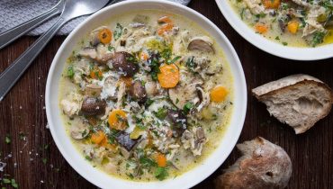 Recette de Soupe au Poulet, Champignons et Riz Sauvage Crémeuse
