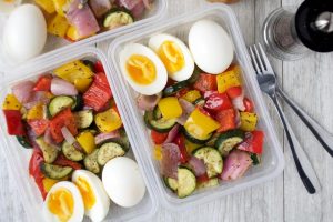 Petit-déjeuner avec des œufs et des légumes
