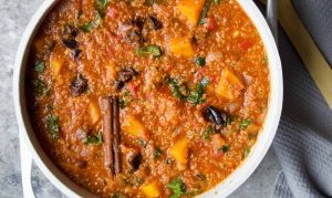 Ragoût de Quinoa, de Courge et de Pruneaux : Recette Équilibrée et Délicieuse
