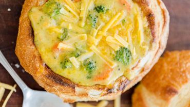 Soupe au fromage et au brocoli dans des bols de pain