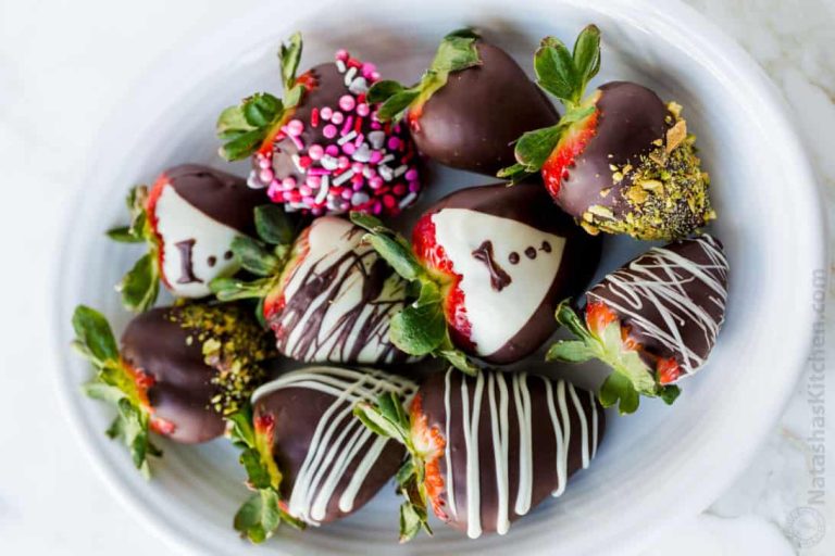1699474908_10_Chocolate-Covered-Strawberries-VIDEO-NatashasKitchencom