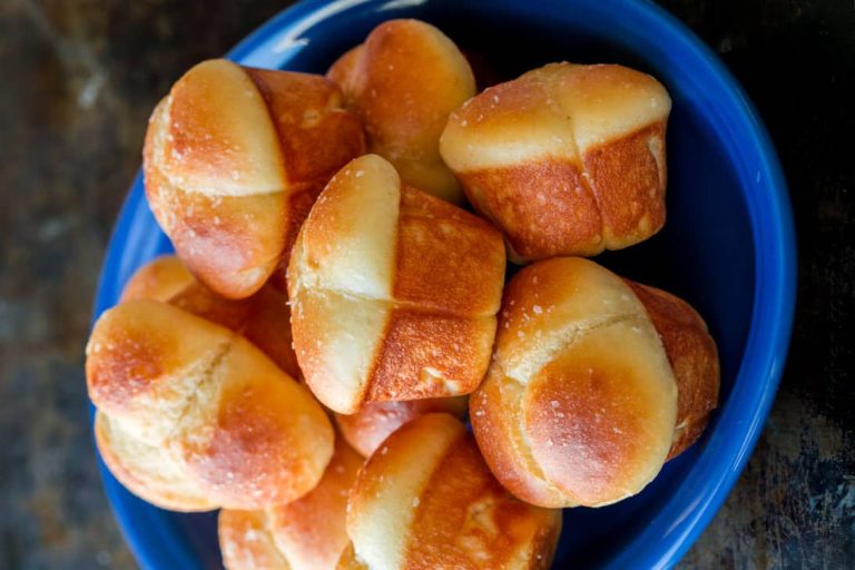The-Softest-Cloverleaf-Dinner-Rolls-VIDEO