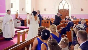 Le mariage a été interrompu par une voix inattendue parmi les invités, la mariée a fondu en larmes