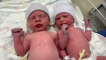 Des jumeaux battent tous les records en naissant 30 ans après la congélation de leurs embryons