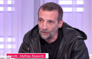 « Ça a pris dix ans » : Mathieu Kassovitz se livre sur sa mère, « morte d’alcoolisme » (ZAPTV)