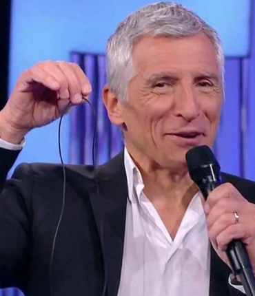 « Elle lance les pulls moches de printemps » : Nagui tacle la Maestro Karine pour son style vestimentaire (ZAPTV)