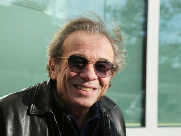 Philippe Manœuvre quitte les studios de RTL à Paris