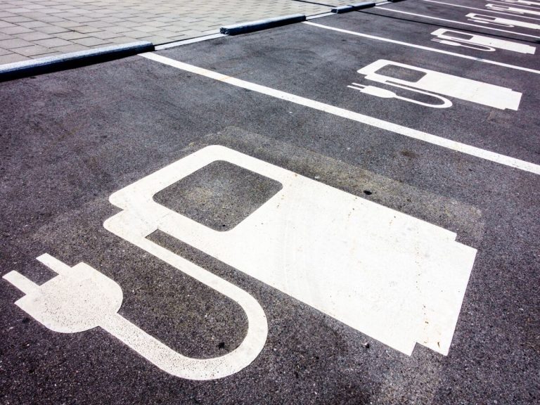 quelle-amende-je-risque-si-je-me-gare-sur-une-place-reservee-aux-voitures-electriques