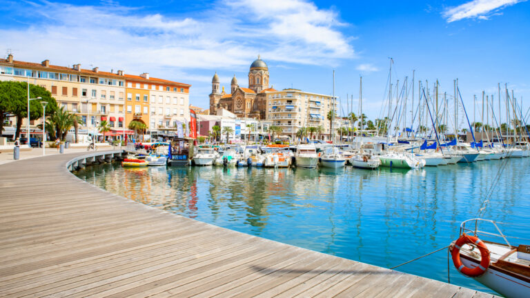 Promenade vieux port, basilique, ciel bleu