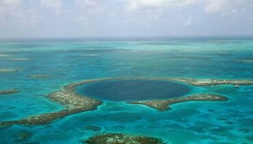 Le « trou bleu » de 420 mètres : une plongée vertigineuse dans les mystères insondables des grands fonds.