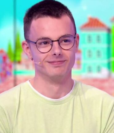 Émilien de Les 12 coups de midi fait rire aux éclats le public et Jean-Luc Reichmann avec ses blagues hilarantes.