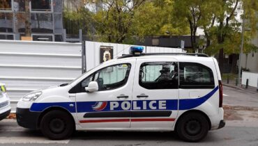 Un individu ouvre le feu et blesse deux policiers dans un commissariat de Paris.