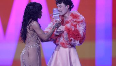Eurovision 2024 : Le vainqueur Nemo brise accidentellement son trophée pendant la diffusion en direct, une séquence virale (VIDÉO)