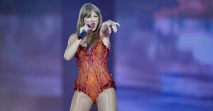 Taylor Swift à Paris : un cliché controversé d’un bébé allongé pendant le concert