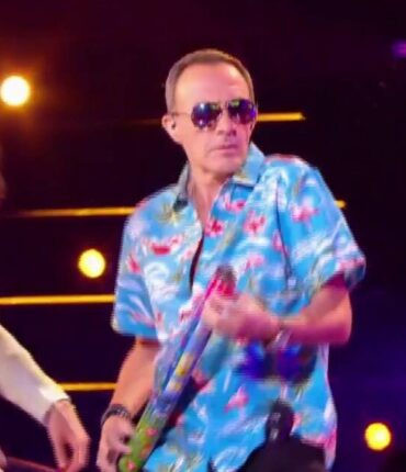 Le Voice 2024 : Nikos Aliagas ne passe pas inaperçu avec une tenue audacieuse lors de la demi-finale