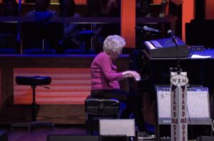 Grand-mère de 98 ans crée la sensation lors d’un concert de musique country