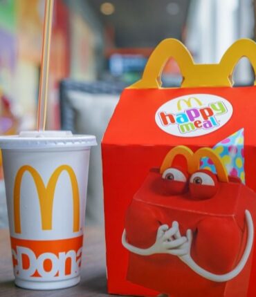 À 32 ans, elle dévoile une incroyable découverte sur le Happy Meal de McDo que même les employés ignoraient