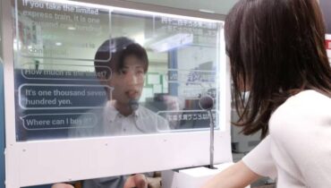 Le Japon dévoile des vitres de traduction instantanée pour les voyageurs internationaux dans les gares