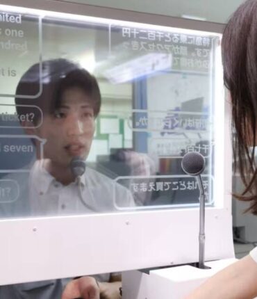 Le Japon dévoile des vitres de traduction instantanée pour les voyageurs internationaux dans les gares