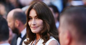 Carla Bruni évite de justesse un incident de robe à Cannes, moment de tension sur le tapis rouge