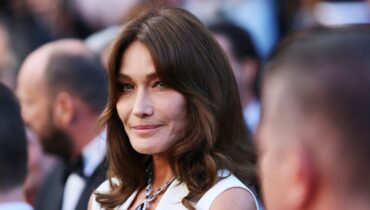 Carla Bruni évite de justesse un incident de robe à Cannes, moment de tension sur le tapis rouge
