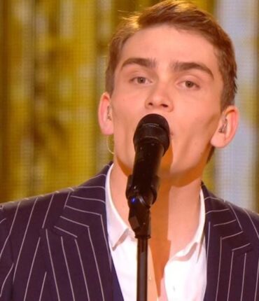 Alphonse, le jeune prodige de 17 ans couronné sur The Voice 2024 : Un premier album, pas pour l&rsquo;instant !