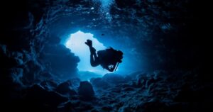 Un plongeur mystérieusement poign*rdé dans une grotte, les causes de son décès élucidées
