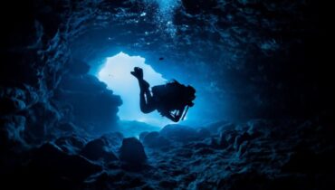 Un plongeur mystérieusement poign*rdé dans une grotte, les causes de son décès élucidées